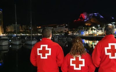 Alicante ilumina de rojo Santa Bárbara en homenaje por el Día Mundial de Cruz Roja 