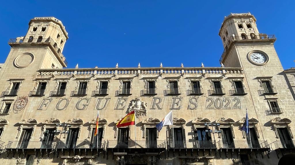 Alicante refuerza su iluminación ante el regreso de les Fogueres de Sant Joan