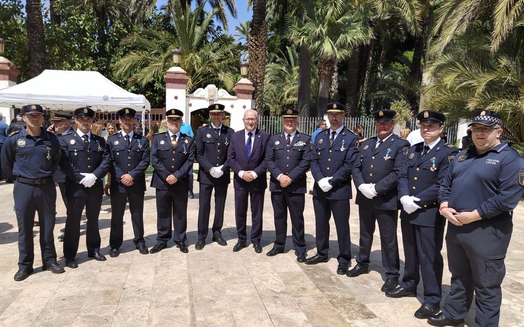 El Consell condecora a los agentes y oficiales de la Policía Local de Alicante