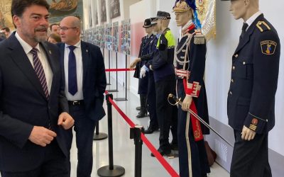 El alcalde ensalza a la Policía Local en la exposición por sus 175 años