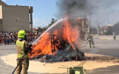 Los bomberos queman 41 hogueras en centros escolares, sociales y de mayores