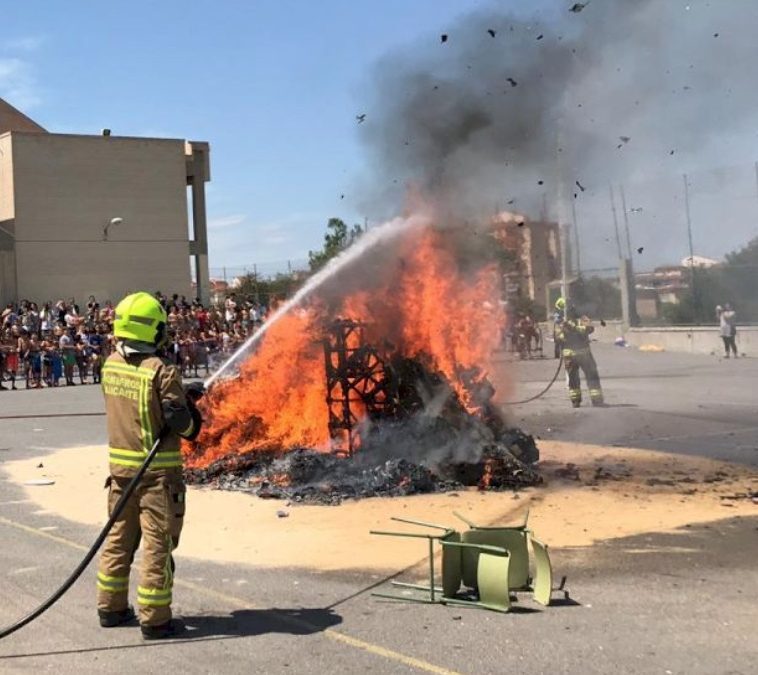 Los bomberos queman 41 hogueras en centros escolares, sociales y de mayores