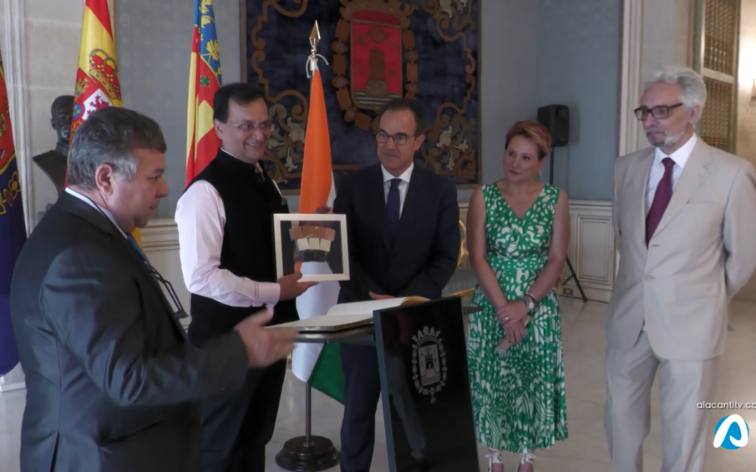 El embajador de la India visita Alicante por el Día Internacional del Yoga