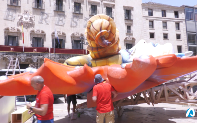 Comienza la instalación de la Hoguera Oficial y de los diferentes racós