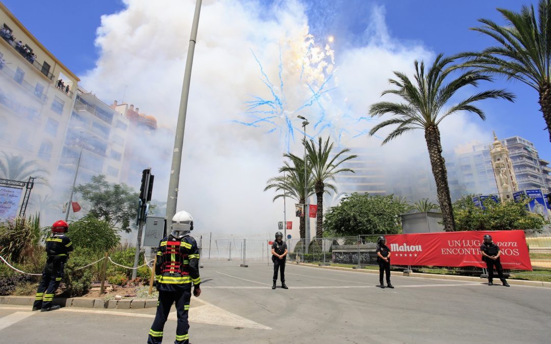 Mil metros de traca y humo con los colores de España y Alicante en la última mascletá