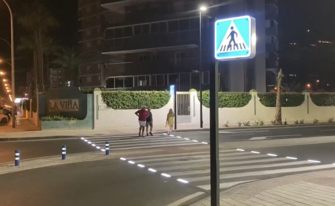 Alicante instala los dos primeros pasos de peatones inteligentes en la playa de San Juan
