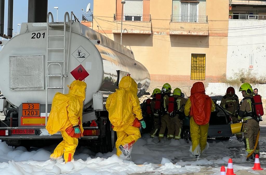 Bomberos y Policía Local realizan un simulacro de accidente en Alicante
