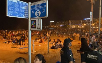 Decenas de miles de personas celebran la noche de San Juan en las playas de Alicante  