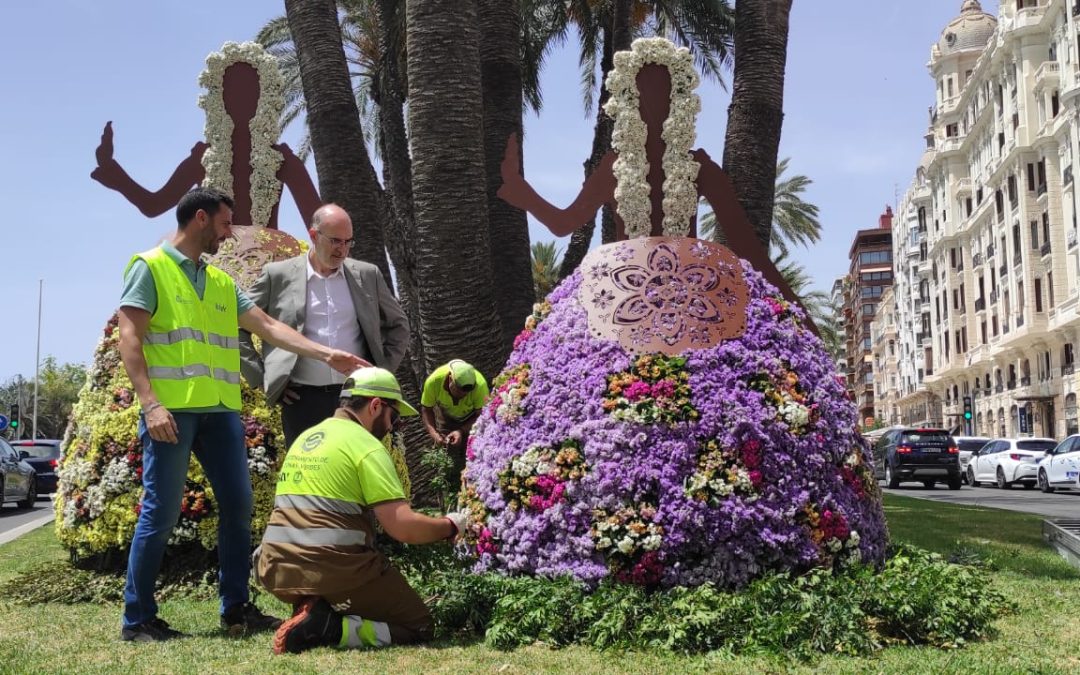 Alicante rinde homenaje a las belleas con sendas esculturas florales