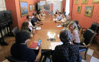 Ayuntamiento y sector turístico se reúnen para analizar las Hogueras