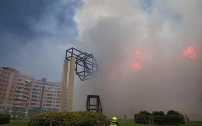 Volcanes rojos y truenos digitales y terrestres en la primera mascletà de Hogueras