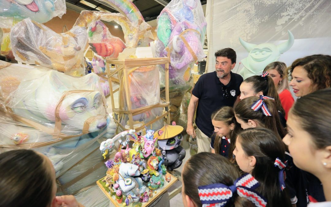 Barcala destaca el “amor y respeto al medio ambiente” de las Hogueras Oficiales