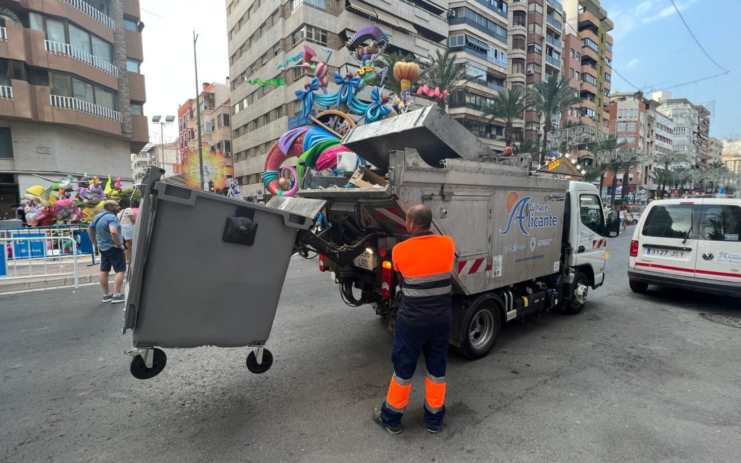 Más de 70 operarios y 50 máquinas se ocupan de la recogida de residuos en Hogueras