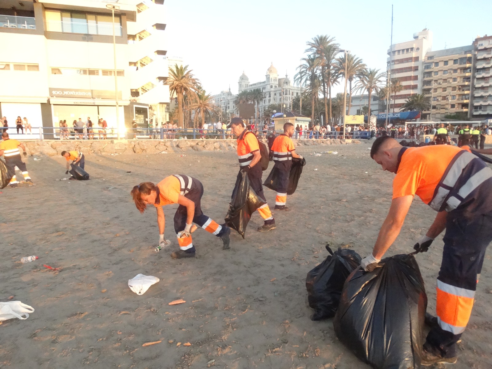 Alicante retira 42 toneladas de residuos en las playas de la noche de San Juan