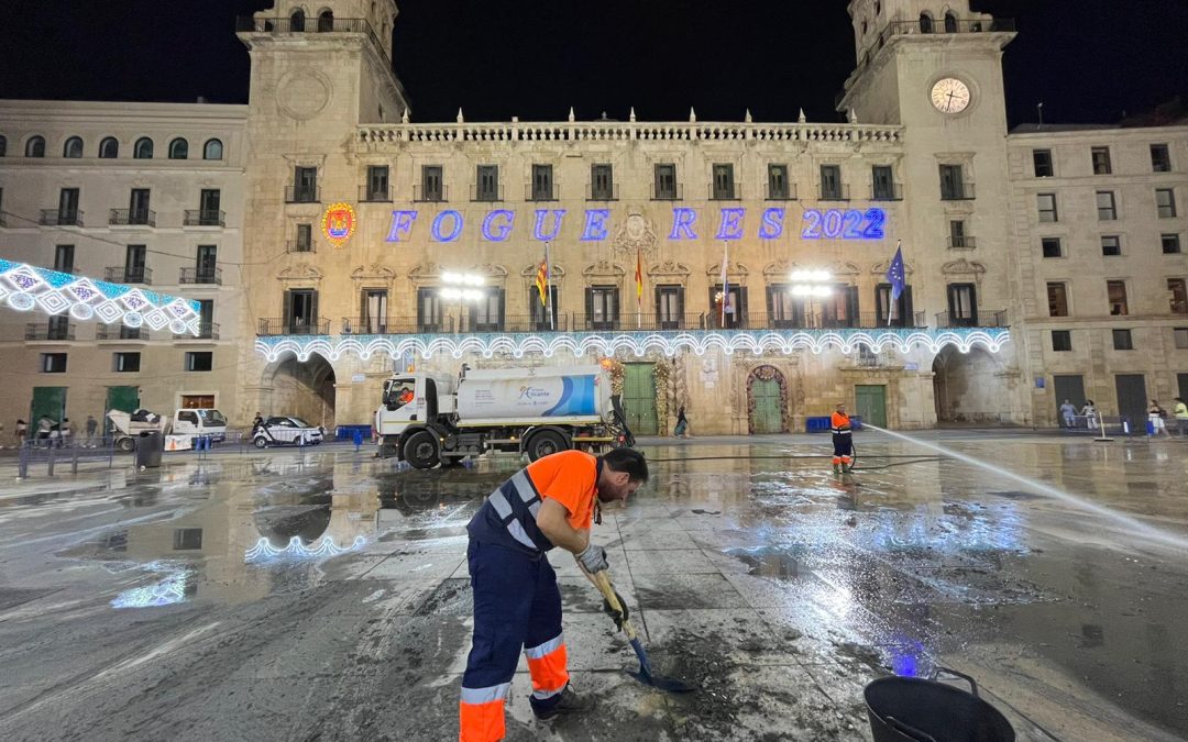 Alicante retira 532 toneladas de residuos de la cremà en menos de doce horas