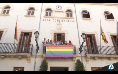 Xixona se suma al Día del Orgullo y luce los colores arcoíris en el Ayuntamiento