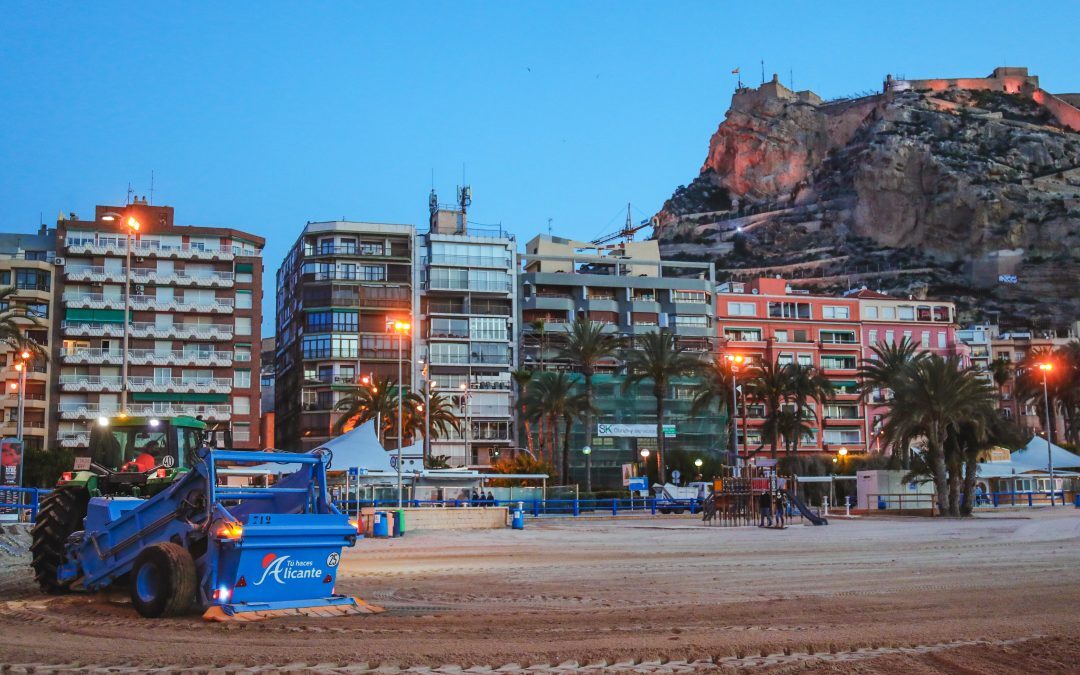 Las playas de Alicante refuerzan la limpieza hasta mediados de octubre