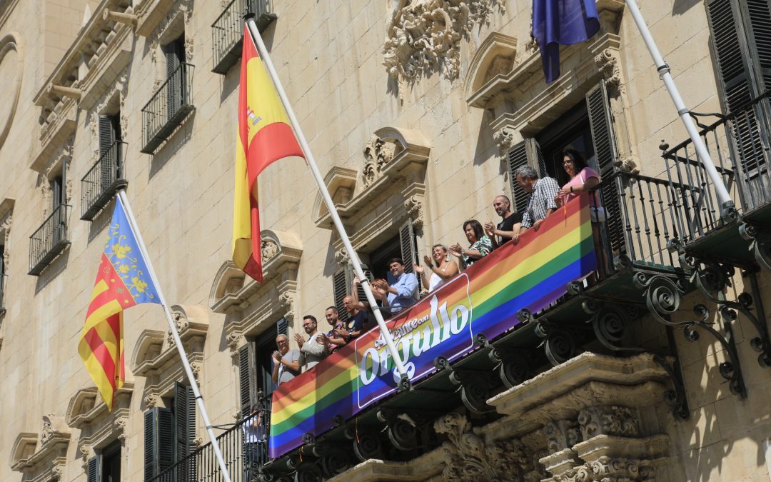 La Semana del Orgullo arranca en Alicante con la pancarta en el Ayuntamiento