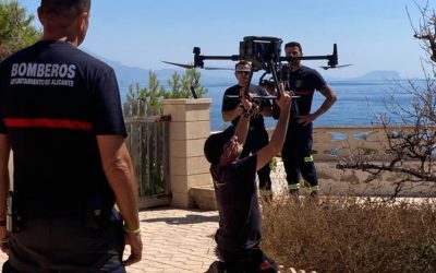 Los bomberos del SPEIS muestran como salvar vidas en el mar con drones