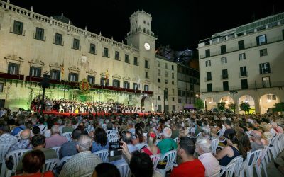 Alicante rinde homenaje a los profesores de la banda en la Alborada