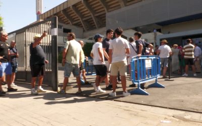 Colas de aficionados en el Rico Pérez en el primer día de venta de los abonos físicos