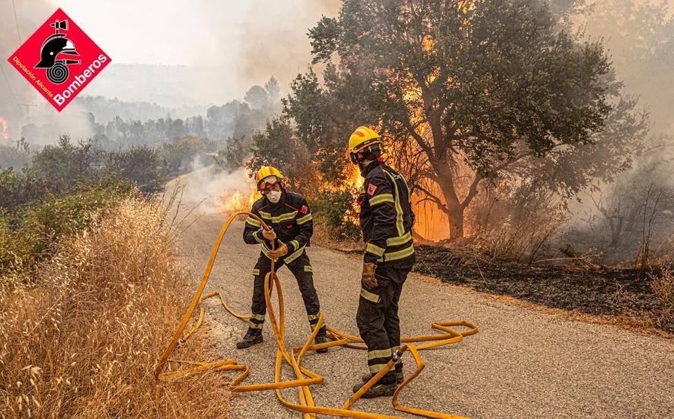Los bomberos de Alicante se suman a la extinción del incendio de Vall d’Ebo