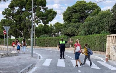 Alicante repinta los pasos peatonales de 85 centros educativos ante el inicio del curso