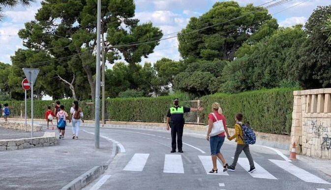 Alicante repinta los pasos peatonales de 85 centros educativos ante el inicio del curso
