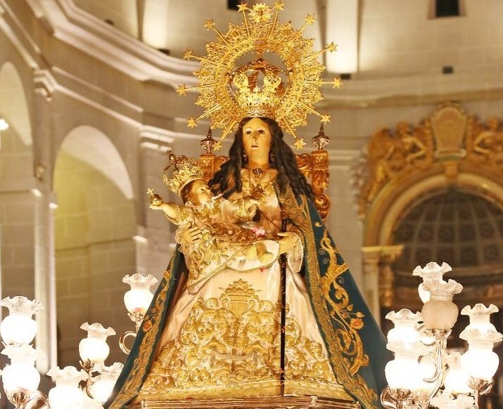 Alicante vuelve a procesionar con la Virgen del Remedio tres años después