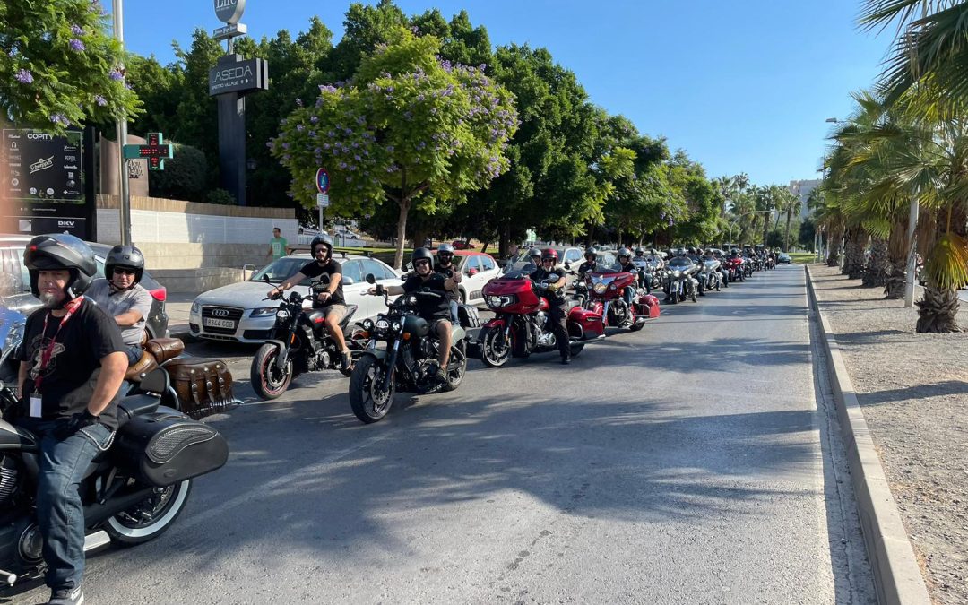 Cerca de setenta motos recorren la ciudad de Alicante en el Indian Rider Group