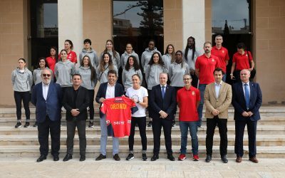 Mazón despide a ‘Las Guerreras’ antes de poner rumbo al Campeonato de Europa