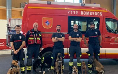 Un bombero de la Unidad Canina rescata a un hombre en las Lagunas de Rabasa