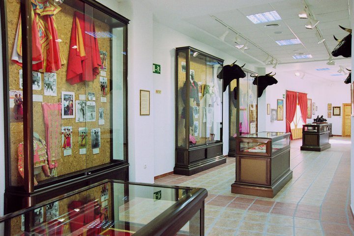 El Museo Taurino inaugura el miércoles la exposición de capotes “Bordados para soñar”