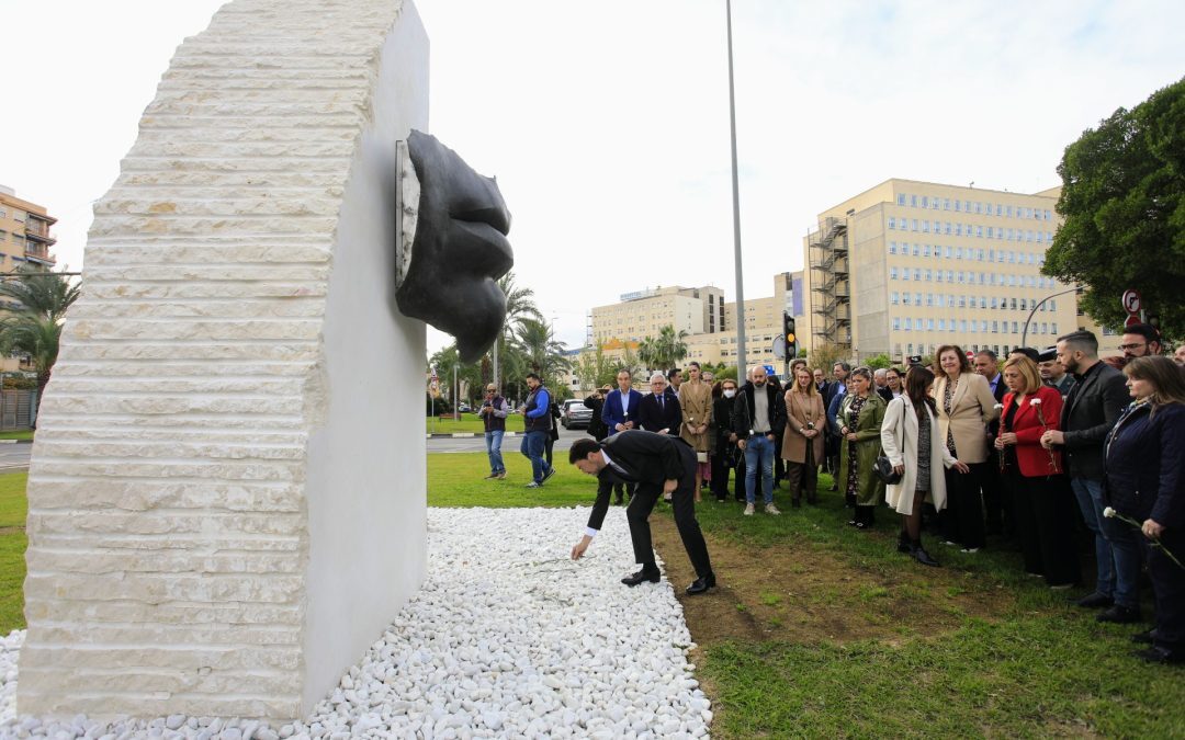 Alicante homenajea a las víctimas del covid con el monumento ‘Bocas que vuelan’