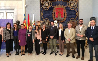 Alicante condena la violencia contra las mujeres junto a dos víctimas