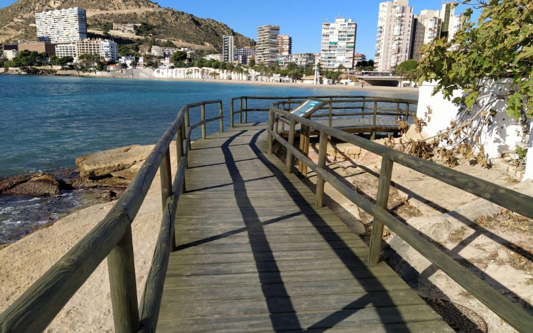 Alicante estrena la pasarela que une las playas de la Albufereta y la Almadraba