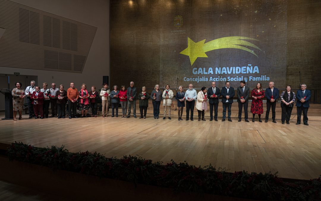 La I Gala Navideña homenajea la labor de los Servicios Sociales y voluntarios 
