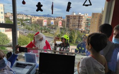 Papá Noel y los Bomberos  llevan la magia navideña a la Unidad de Oncología