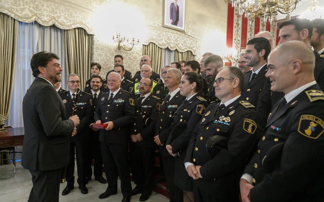 Medalla de la Ciudad al pueblo de Alicante, la Policía, a Doctor Balmis y al Jorge Juan