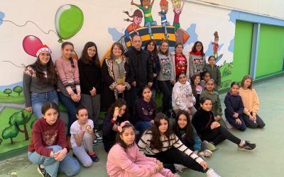 Los alumnos del 9 D’Octubre pintan murales en el centro por su 90 aniversario