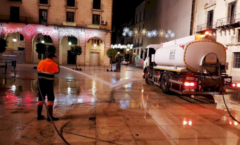 Alicante refuerza la limpieza de las calles y plazas por Navidad con 44 equipos mecanizados