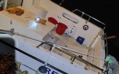La Policía de El Campello rescata a un tripulante herido de una embarcación