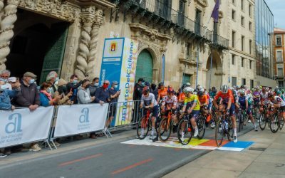 El paso de la Volta a la Comunitat obliga a cerrar el tráfico en el frente litoral