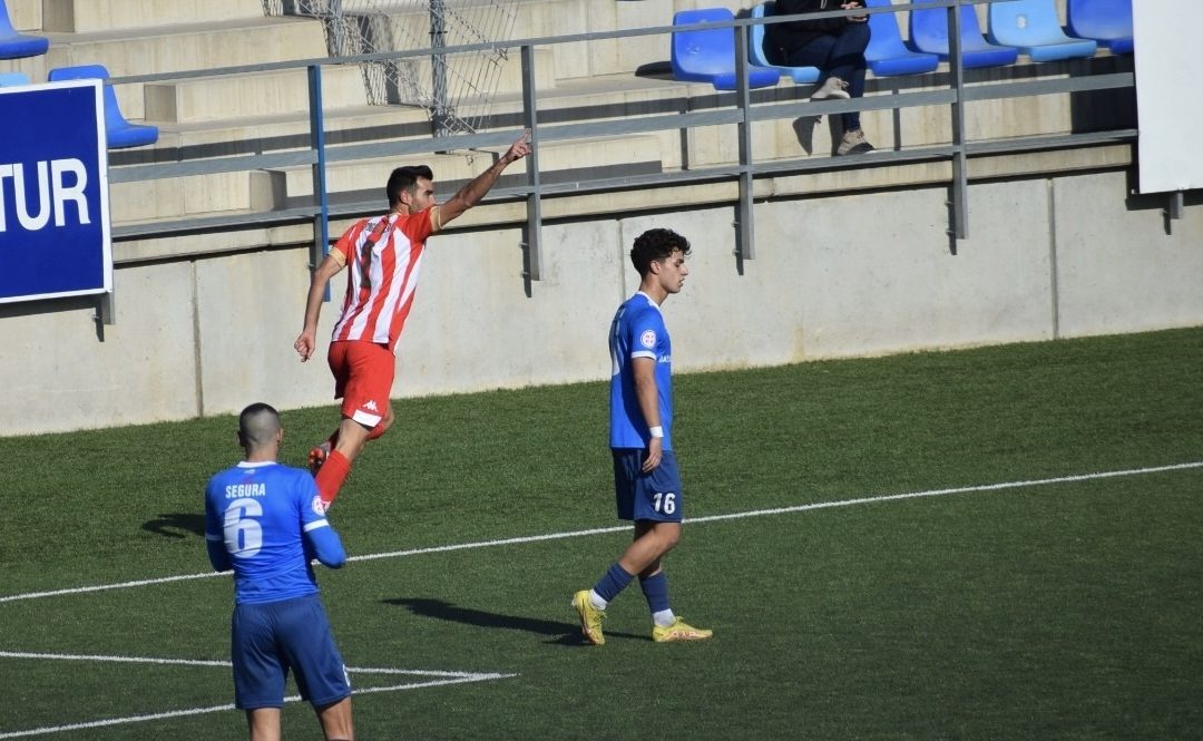 Un gol de Roger Riera y las paradas de Carlos Abad dan la victoria al Hércules en Badalona (0-1)