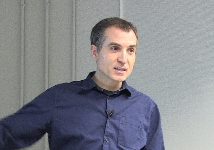 El científico Fernando Maestre participa en una charla sobre los riesgos de la desestización