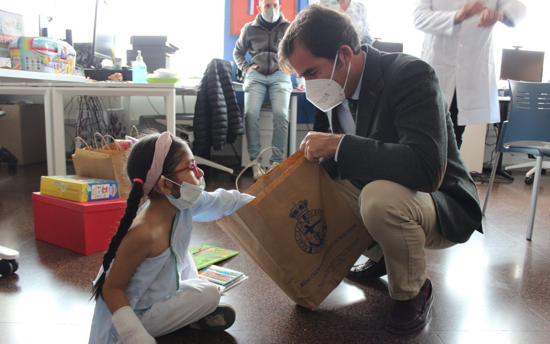 El RCRA dona material escolar y lúdico para los menores del Hospital de Alicante