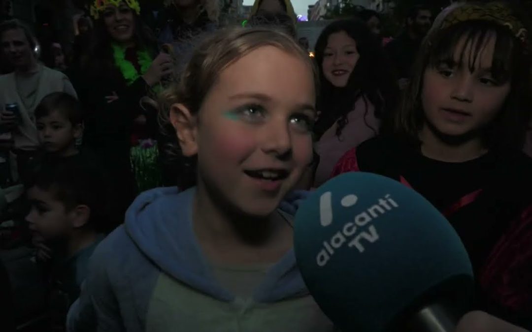La Rambla se llena de disfraces y vibra con el Carnaval tras tres años de espera