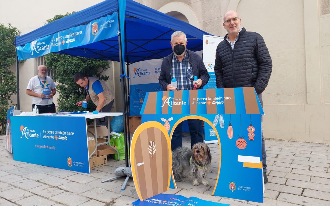 Ayuntamiento y UTE Alicante reparten botellas para limpiar el orín de las mascotas