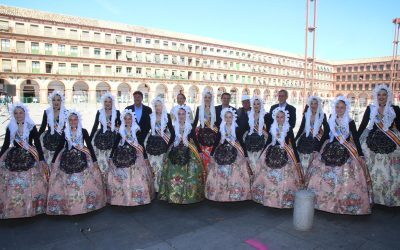 La cremà, el ‘mar de mantillas’ del desfile y la mascletà acercan Alicante y Córdoba