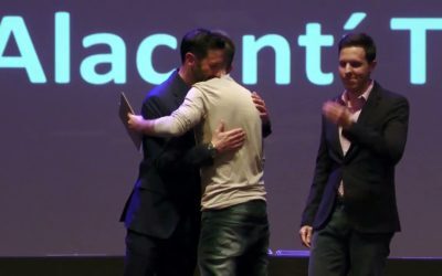 El Club Atletismo Alicante Finetwork reconoce la labor de Alacantí TV en la gala de su X aniversario